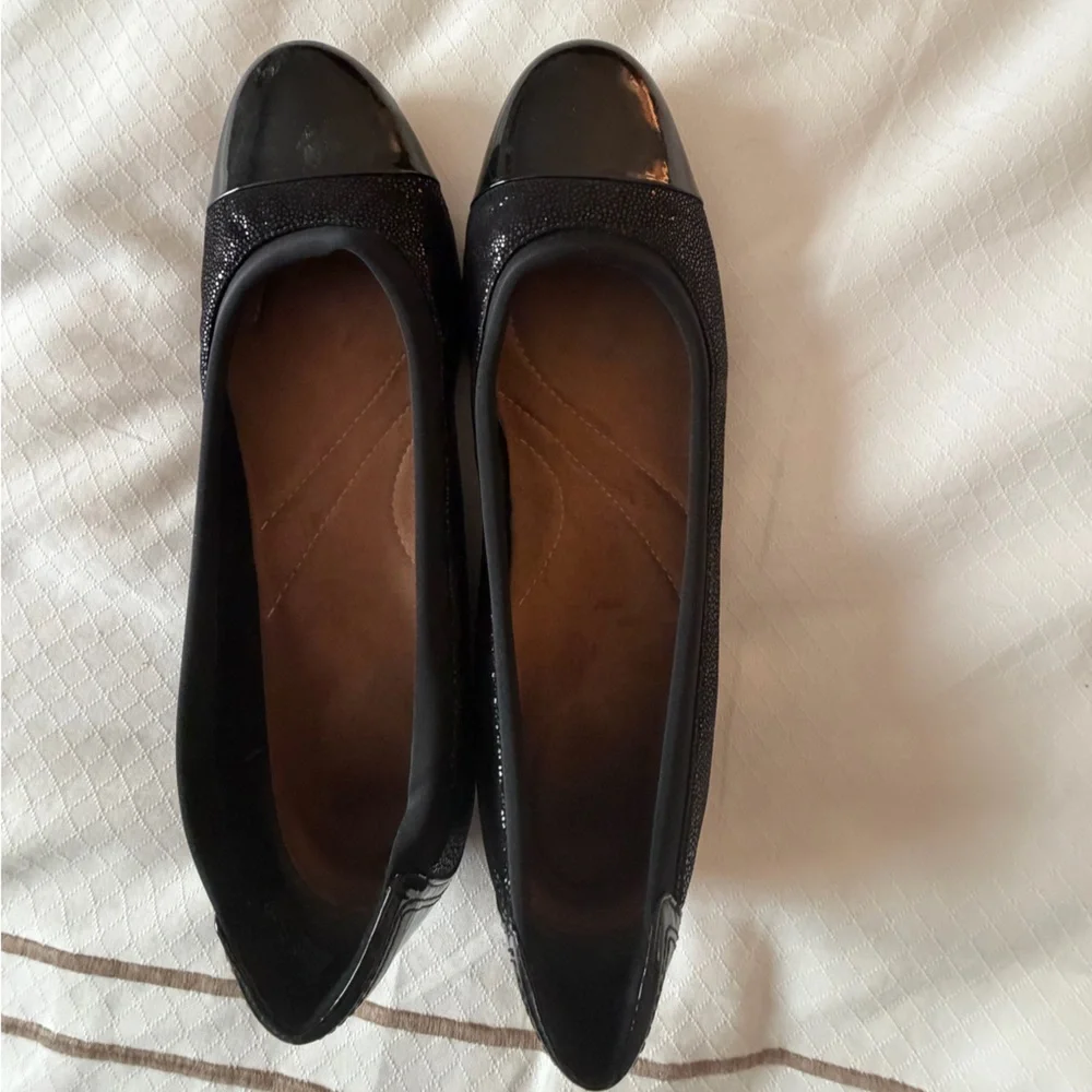 Clark’s Elegant Black Women's Flats - Picture 1 of 3